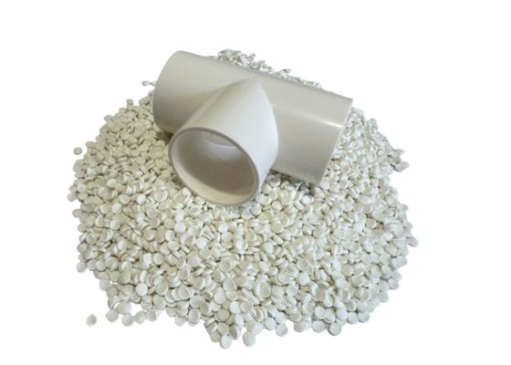 PVC granules de plastique blanc moulé par injection Polyvinyl chloride Pellets de matériau pour les profils d'application matière première élastique Pvc composé pellets